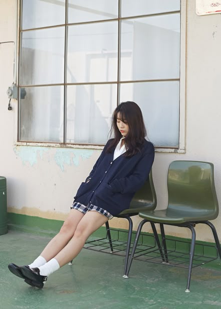 일본 패션, Japan Aesthetic, Woman Sitting, Japanese School, Human Poses Reference, Come Undone, Human Poses, Japanese Aesthetic, Pose Reference Photo