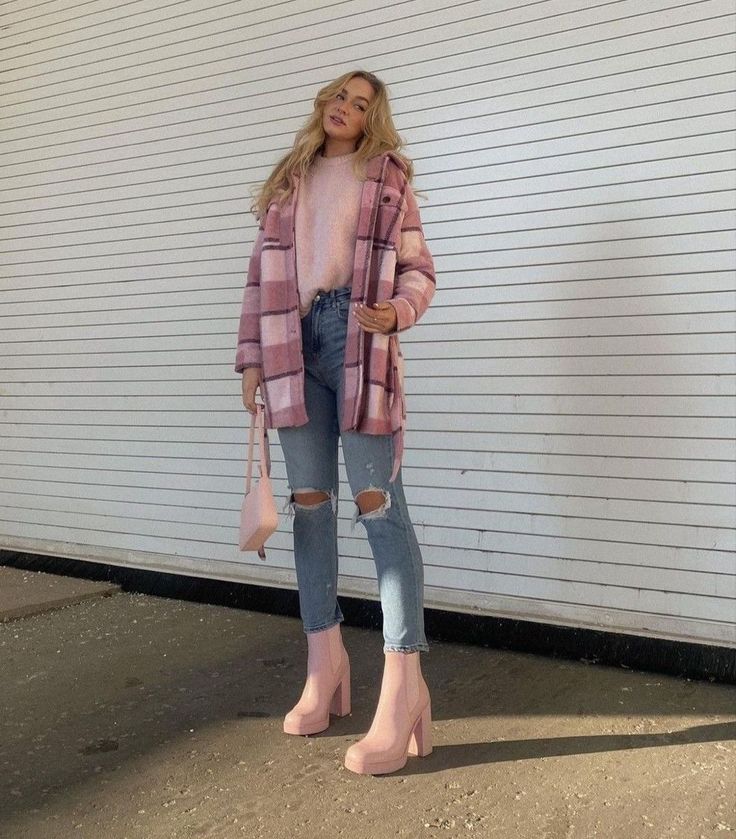 Outfit Rosa Invierno, Pink Boots Outfit, Fad Fashion, Samantha Eve, Outfit Recreation, Jeans Rosa, Outfit Botas, Winter Boots Outfits, Look Rose