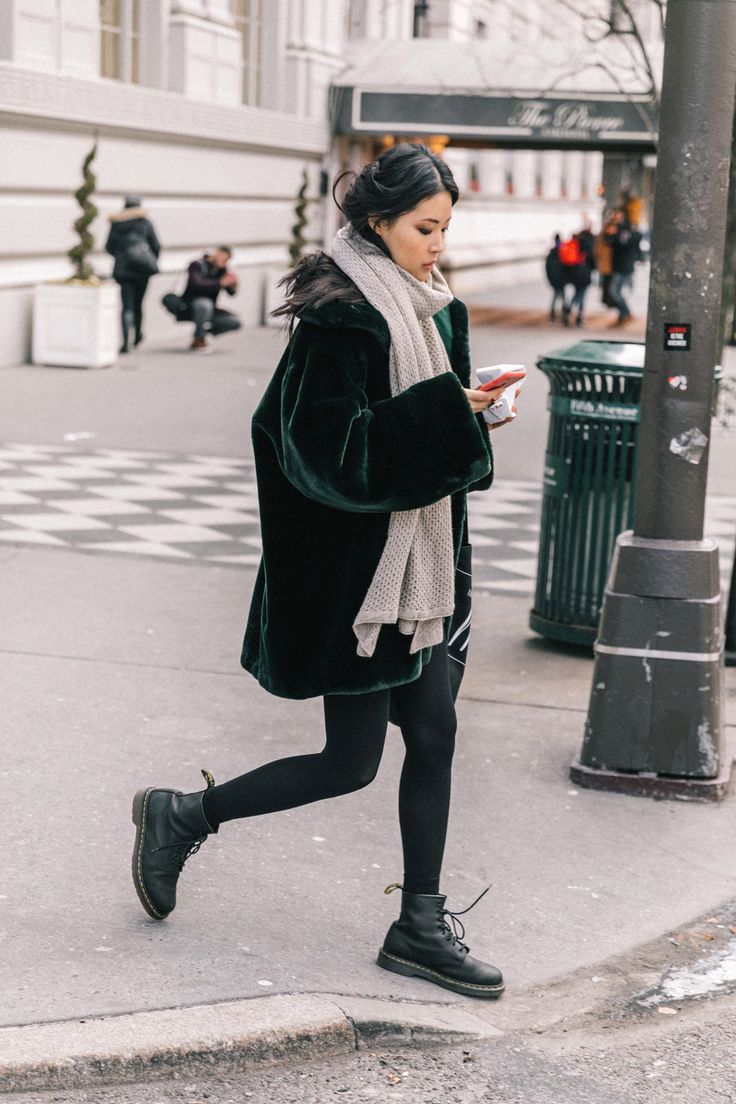 Dr Martens Outfit, Martens Style, Doc Martens Outfit, Mode Tips, Mode Casual, Looks Street Style, Green Coat, Looks Chic, Doc Martens