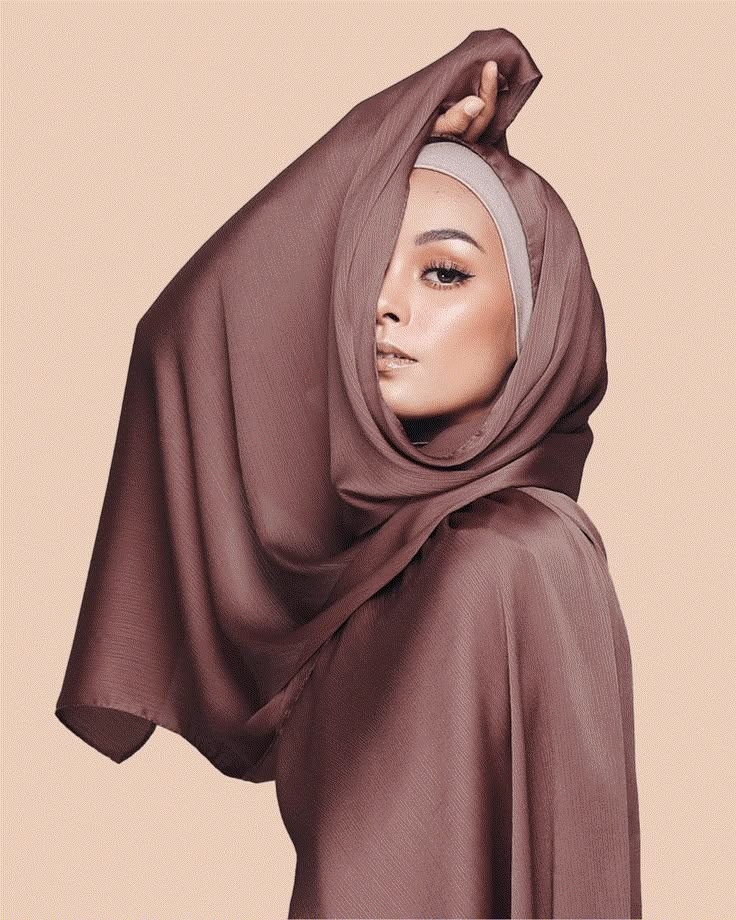 Hijab Model Photography Poses, Model With Hijab, Hijab Photoshoot Ideas Studio, Hijab Product Photography Ideas, Hijab Poses Photography, Hijab Model Photography, Hijab Photography Ideas, Abaya Photoshoot Ideas, Scarf Photoshoot Ideas