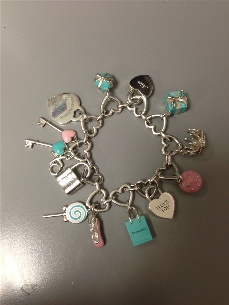 Tiffanys charm bracelet filled! Tifanny Co Bracelet, Tiffany Charm Bracelets, Tiffany Charms, Bracelets Tiffany, Tiffany Charm Bracelet, Tiffany Bracelet, Jewelry Tiffany, Tiffany And Co Jewelry, Dream Bracelet