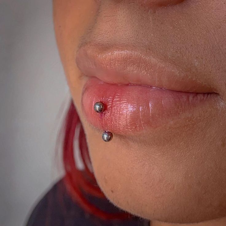 Piercing
Piercing no lábio
Ideias de piercing
Piercing facial Pretty Piercings, Vertical Labret Piercing, Mouth Piercings, Piercing Inspiration, Vertical Labret, Snakebites, Face Piercings, Cool Piercings, Airbrush App