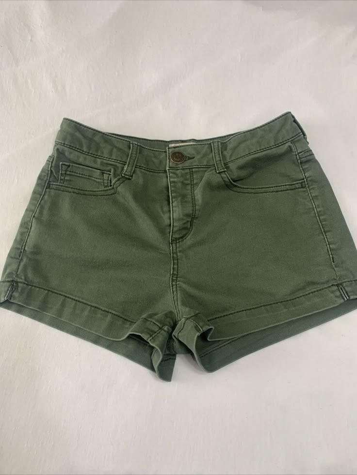 Dark Green Clothes, Green Shorts Outfit, Green Jean Shorts, Green Denim Shorts, Zombie Clothes, Green Clothes, Green Cargo Shorts, Body Outfit, Aesthetic Grunge Outfit