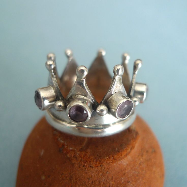 This unique crown shaped silver ring has four amethyst inlays. Its original design is an example of creativity of indian jeweleres. Amethyst is a symbol of wisdom and peace. Measures: US: 9.25 OL:60 N: 20 Inside diameter: 19.25 mm Weight: 9.39 grams Shipping: Certified Post Office Mail with track number Thanks for your visit! Amethyst Crown, Unique Crown, February Birthstone Jewelry, Indian Rings, Symbol Of Wisdom, Carnelian Ring, Labradorite Bracelet, Ruby Engagement Ring, Crown Ring