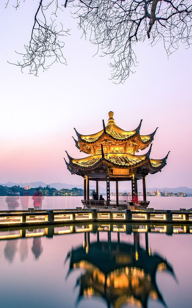 Hangzhou West Lake, China Pagoda, Zhoushan, Chinese Places, China Aesthetic, Chinese Buddhism, Study In China, China Spring, Holiday China