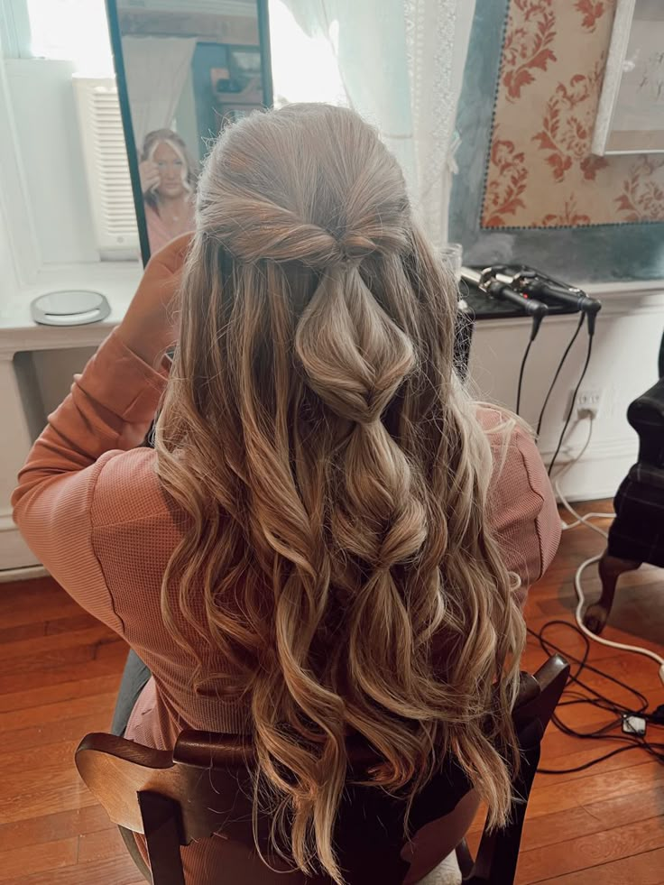 Hairstyle Formal, Cute Prom Hairstyles, Prom Hair Medium, Formal Hairstyles For Long Hair, Pageant Hair, Half Up Half Down Hair Prom, Beachy Hair, Simple Prom Hair, Braided Prom Hair