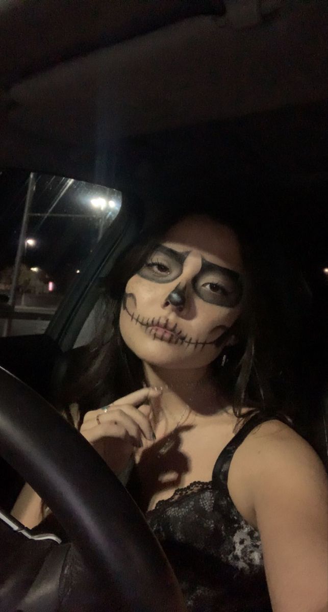 Skeleton Halloween Face Paint, Tiktok Skull Makeup, Latina Skull Makeup, Basic Skull Makeup, Latina Skeleton Makeup, Female Skull Makeup, Baddie Skull Makeup, Skull Makeup Couple, Skull Makeup Simple