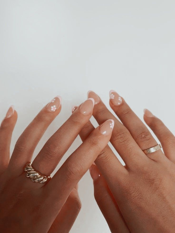 Neutral Nails Flowers, Summer Nails Wedding Guest, Short Wedding Guest Nails, Oval French Tip Nails With Design, Simple Engagement Nails, Neutral Flower Nails, Short Engagement Nails, Neutral Floral Nails, Art Creative Ideas