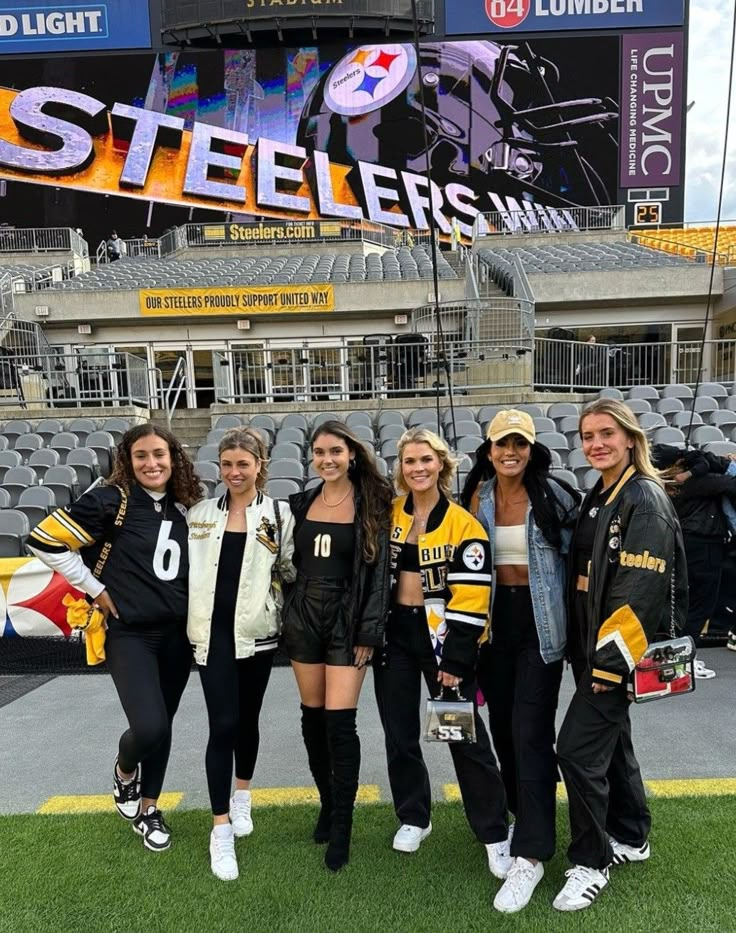 Steeler Game Outfit Woman, Steelers Jersey Outfit Woman, Steelers Football Game Outfit, Baltimore Ravens Game Day Outfit, Saints Game Day Outfit New Orleans, Trendy Football Game Outfits, Casual Superbowl Outfit, Gameday Outfit Nfl, Ravens Game Day Outfit