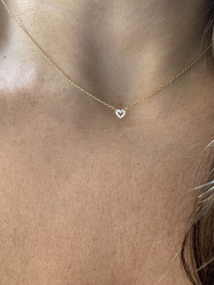 Dainty Necklace For Girlfriend, Small Dainty Necklaces, Pretty Heart Necklace, Dainty Gold Necklace With Diamond, Simple Dainty Necklace, Dainty Gold Diamond Necklace, Gold Necklace Aesthetic Simple, Small Gold Heart Necklace, Gold Necklace For Girlfriend