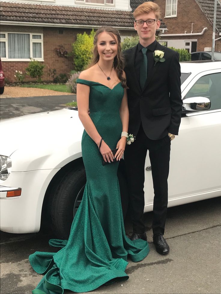 Green Dress Matching Couple, Prom Couples Green, Prom Matching Couples, Green Prom Dress Couple, Prom Matching Couples Outfits, Prom Colors For Couples, Green Prom Couple, Formal Graduation Dress, Prom Couples Outfits