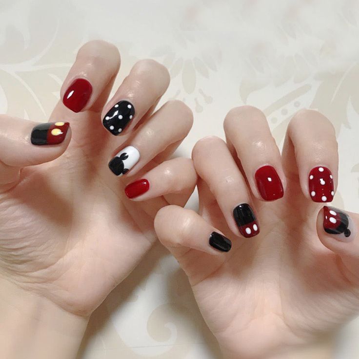 Mickey Mouse Manicure Ideas, Nail Mickey Mouse Design, Mickey Nail Art Simple, Nail Mickey Mouse, Minimalist Mickey Nails, Mickey Mouse Short Nails, Mickey Mouse Nail Art Design, Mickey And Friends Nails, Simple Mickey Mouse Nails