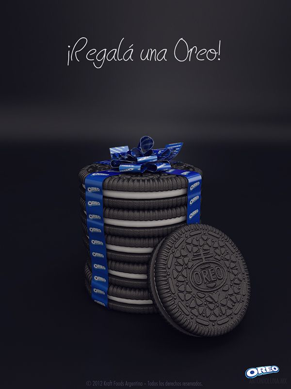 an oreo cookie next to a stack of cookies with the caption if regala una oreo