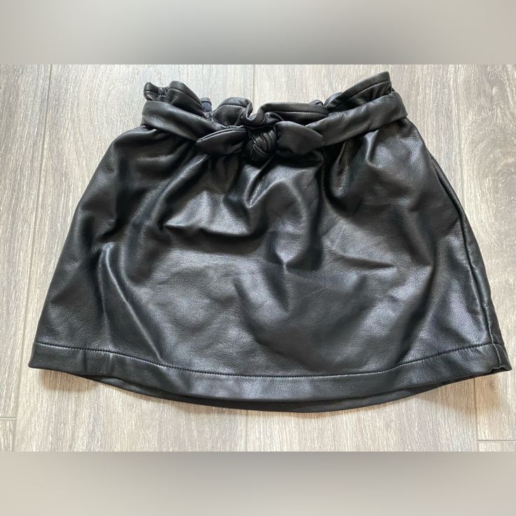 Art Class Black Faux Leather Skirt Cinched Waist With Bow Never Worn Size 3t - Pretty Tts But A Tad On The Big Side Black Faux Leather Skirt, Kids Art Class, Girls Black, Faux Leather Skirt, Cinched Waist, Art Class, Kids Bottoms, Black Faux Leather, Art Classes