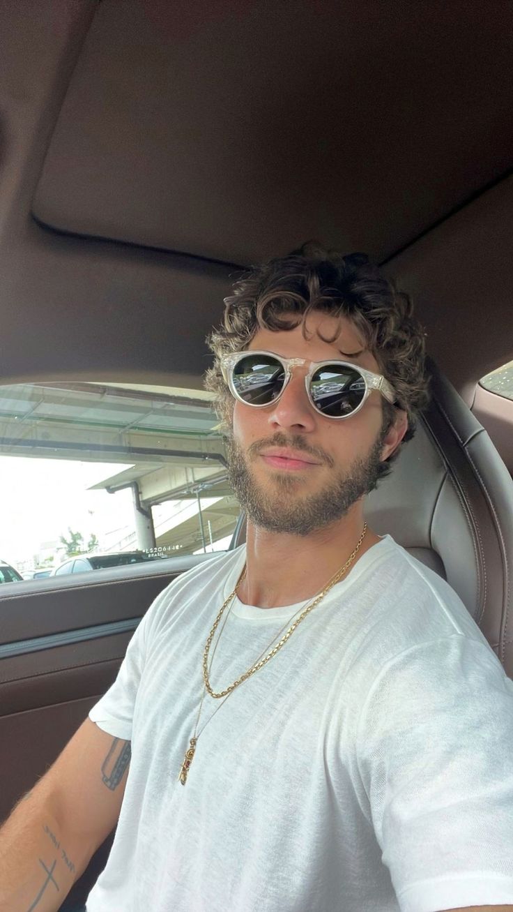 Clothes Essentials, Angelcore Aesthetic, Men Haircut Curly Hair, Street Fits, Wavy Hair Men, Mens Haircuts, Zac Efron, Curly Hair Men, Long Hair Styles Men