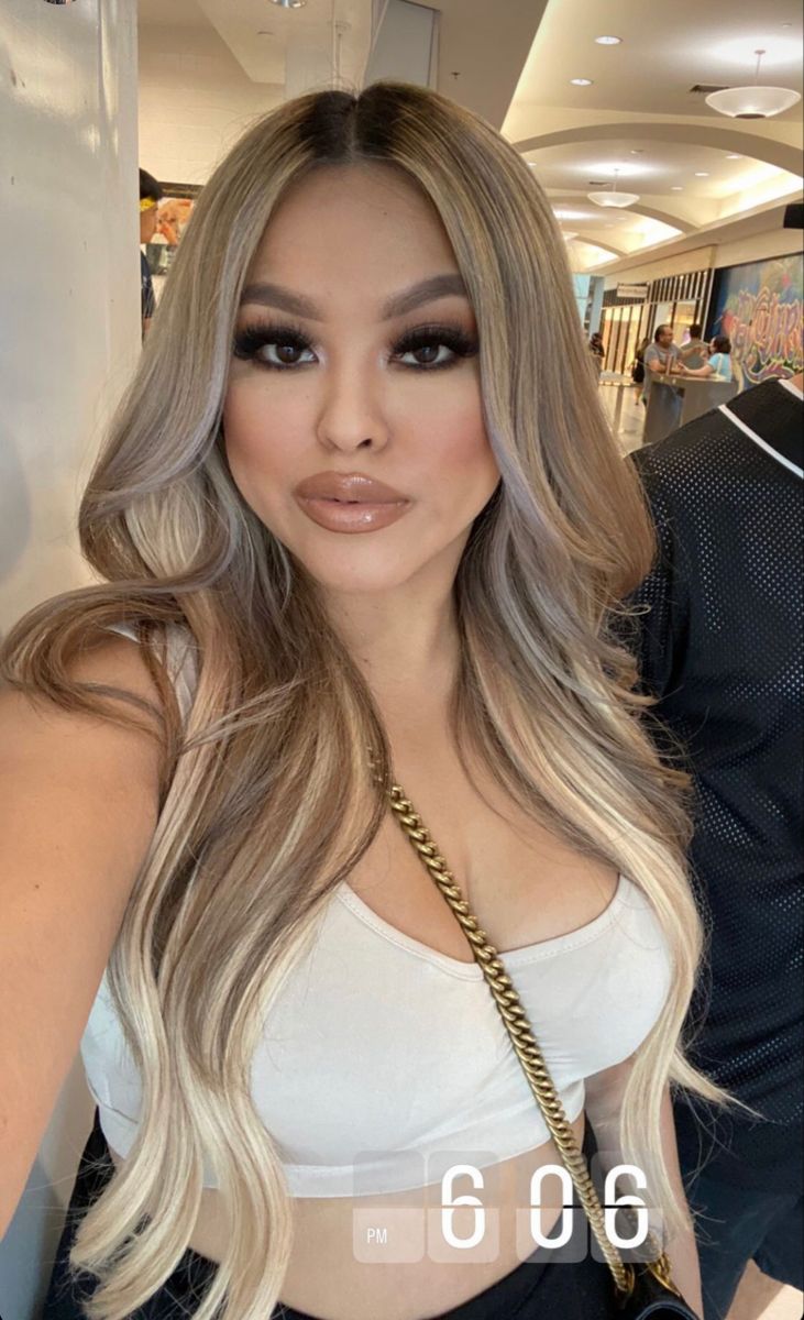 Blond Hair Ideas With Bangs, Hair Colors With Extensions, Blonde Balayage On Mexican, Blonde Highlights Dark Roots Balayage, Latina Hair Dye Ideas, Bright Blonde Highlights With Money Piece, Blonde Hair Mexican, Ombre Hair Color Brown To Blonde, Blonde Hair For Latinas