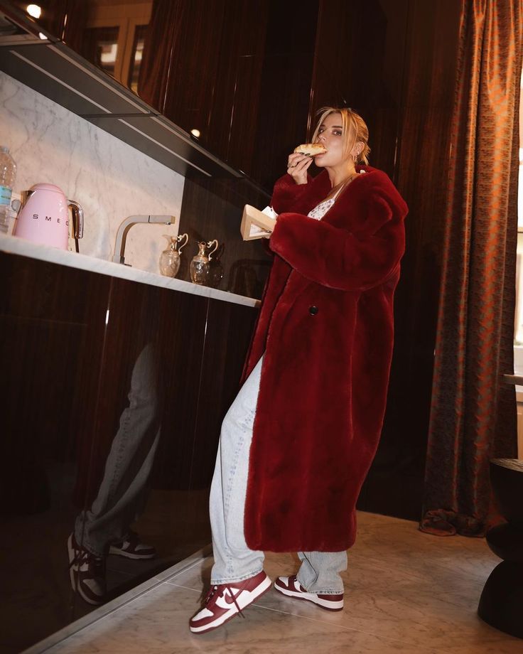 Red Fur Coat Outfit, Rihanna 2023, Fur Coat Outfit Casual, Fur Coat Aesthetic, Red Fur Coat, Fur Coat Outfit, Red Fur, Denim Day, Concert Fits