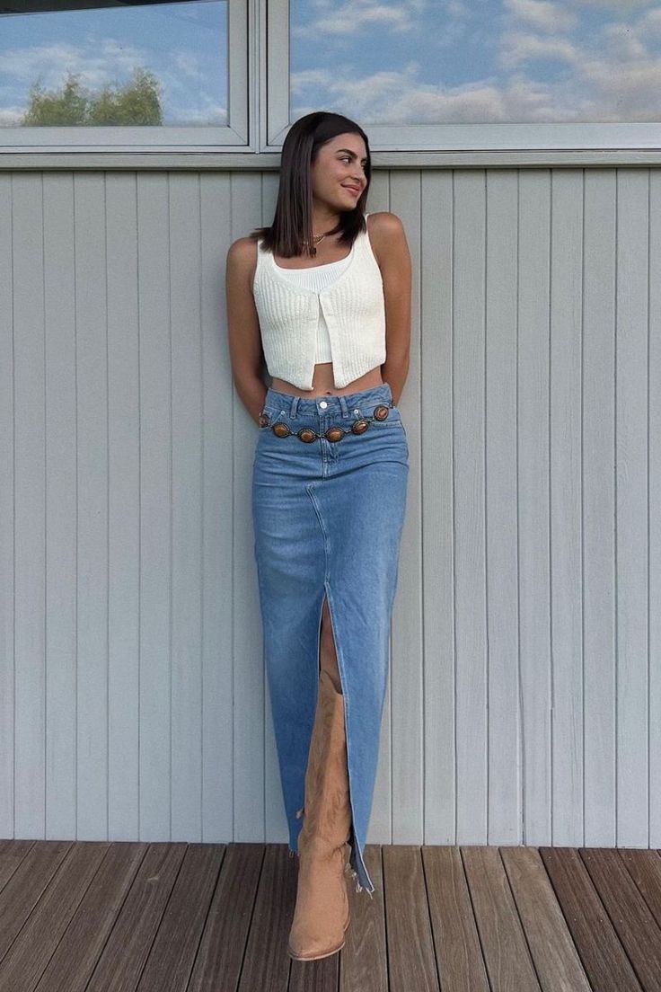 Marfa Outfits, Seattle Fashion Spring, Montana Outfits Summer, Rachael Kirkconnell, Wyoming Trip, Traje Cowgirl, Long Denim Skirt Outfit, Cowgirl Era, Denim Skirt Outfit