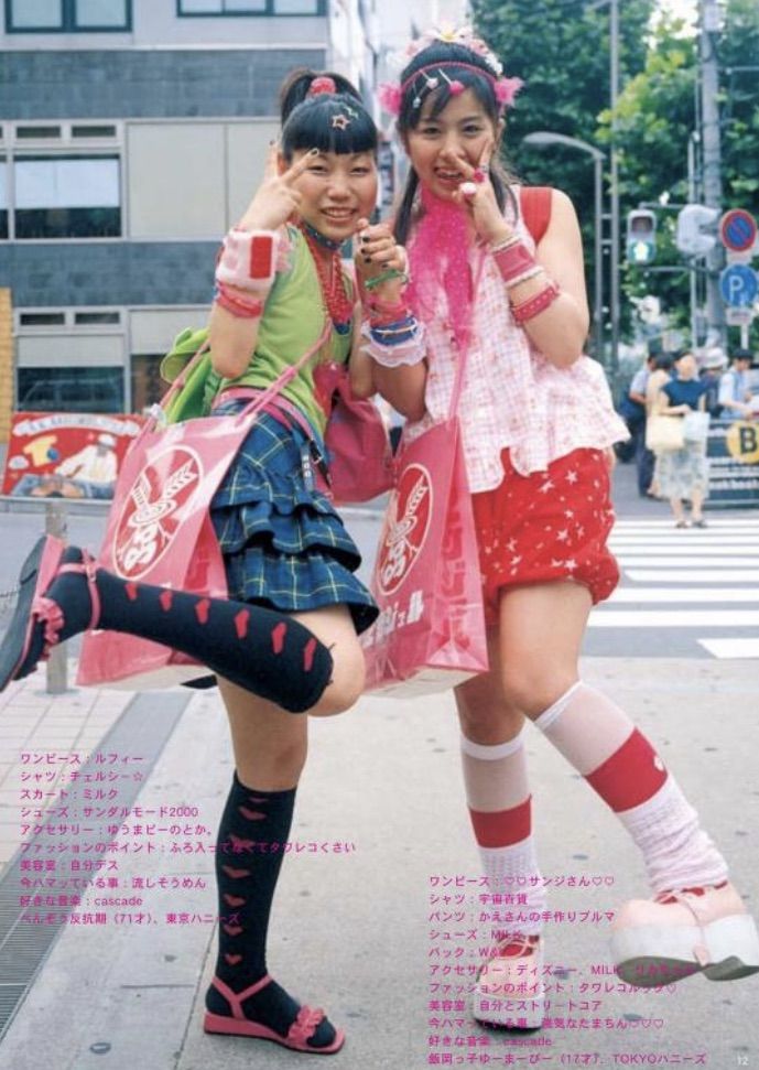 Y2k Outfits Skirt, Skirt Y2k Outfits, Fruits Fashion, Outfits Street Styles, Y2k Outfits Street Styles, Mode Harajuku, Harajuku Street Style, Fruit Fashion, Fruits Magazine