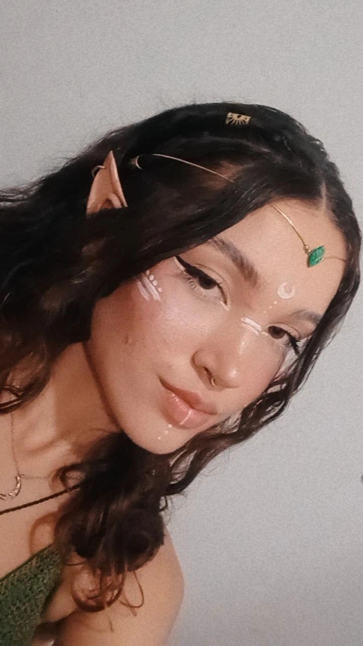 Cosplay elf Simple Elven Makeup, Hot Elf Costume, Elf Looks Makeup, Women Elf Costume, Forest Elf Cosplay Makeup, Elf Hair And Makeup, Cute Elf Cosplay, Elf Halloween Costume Aesthetic, Elves And Fairies Costume