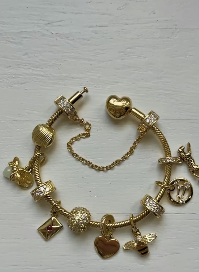 Gold Jewelry Aesthetic Elegant, Pandora Gold Bracelet Ideas, Good Pandora Bracelet, Accessories Aesthetic Bracelets, Gold Charm Bracelet Pandora, Good Charm Bracelet, Gold Pandora Bracelet Charms, Jelewry Gold, Dainty Gold Charm Bracelet