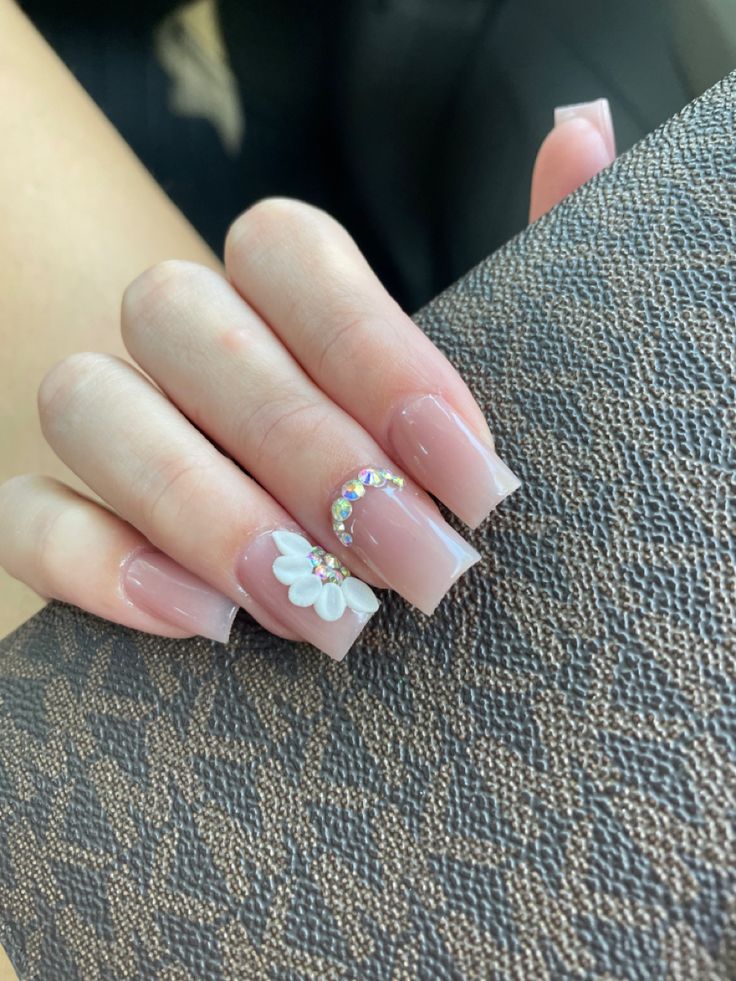 Nail Ideas Rhinestones Simple, Latina Nails French Tip, Nails Short Latina, Short Nail Gel Polish Ideas, Nails For Damas, Simple Quince Nails Short, Acrylic Nail Designs Latina, Quince Dama Nails, Graduation Nail Inspo Short