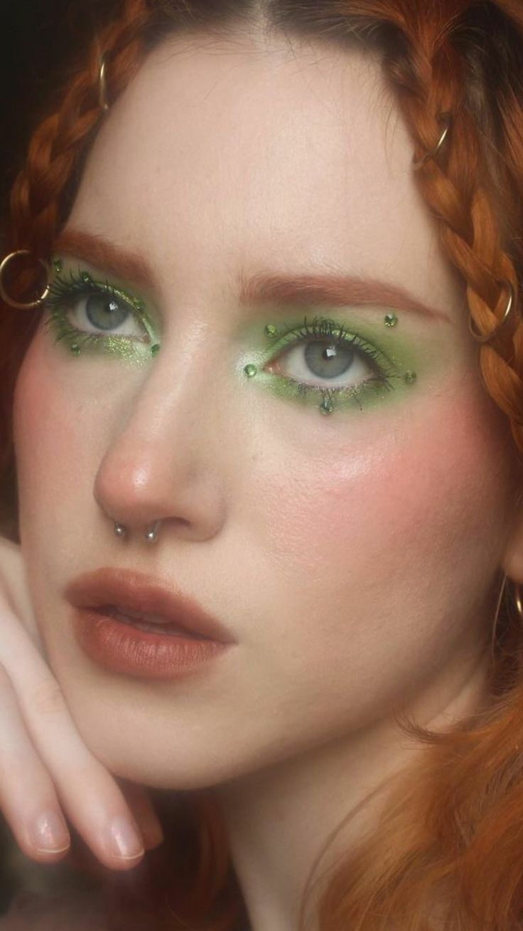 Green Eye Makeup Fairy, Fairy Core Eye Makeup, Fae Aesthetic Eye Makeup, Renn Faire Fairy Makeup, Hobbitcore Makeup, Cottagecore Witch Makeup, Garden Of Time Makeup, Nature Elf Makeup, Fairy Makeup Aesthetic Natural