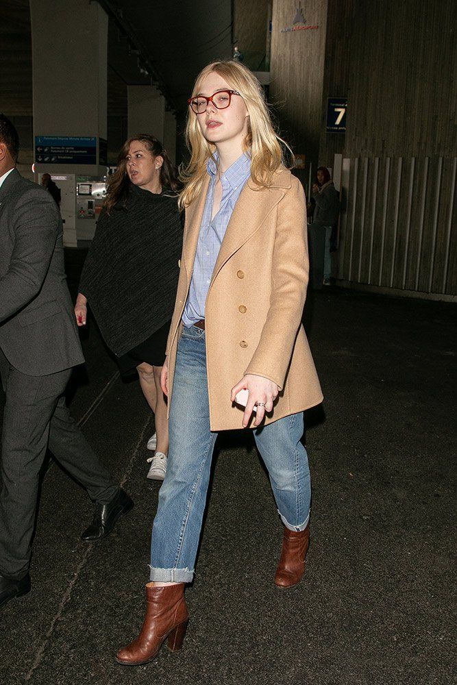 Elle Fanning Street Style, Elle Fanning Style, Librarian Style, Fall Travel Outfit, Charles De Gaulle Airport, Paris Paris, Travel In Style, Elle Fanning, Celebrity Street Style