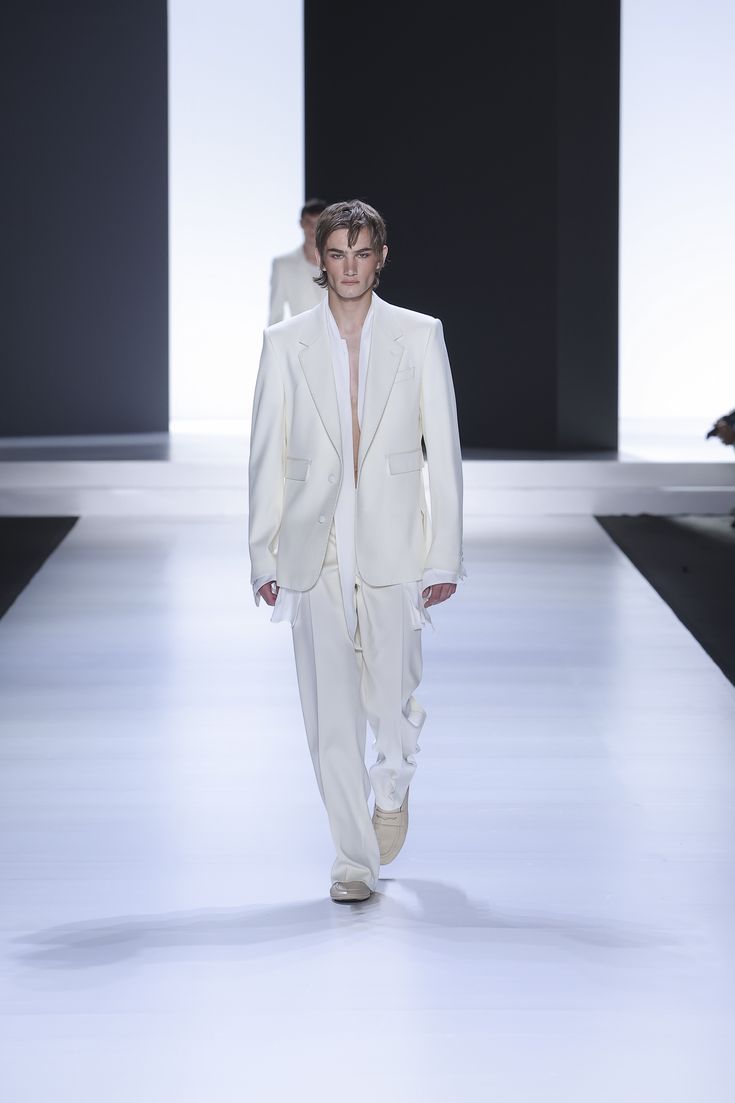 A single-breasted Sicilia jacket in white wool canvas paired with a shirt featuring a silk crepe de chine foulard. The matching trousers have a wide 28-bottom style. Completing the look are sand-coloured moccasin. Dolce Gabbana Store, Masculine Fragrance, Men Fashion Show, Fresh Fragrances, Fragrance Collection, Silk Crepe, Milan Fashion Week, Single Breasted, Women Empowerment