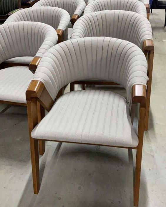 a row of chairs sitting next to each other in a room