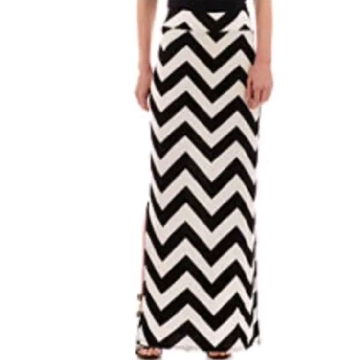 Black And White Chevron Skirt With Side Slit Size Small Approximate Measurements Laying Flat 15-1/2" Elastic Waist 40" Length Comes From Smoke Free And Pet Free Home Thanks For Looking. Tall Womens Clothing, Dresses For Tall Women, Long Pink Skirt, Floor Length Maxi Skirt, Short Maxi, Summer Hawaii, Chevron Skirt, Clothing For Tall Women, Skirts Short