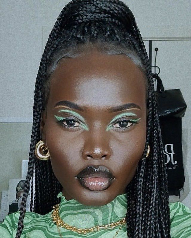 Green Makeup Looks, Mekap Mata, Hair Afro, Smink Inspiration, Pelo Afro, Green Makeup, Cute Makeup Looks, Creative Makeup Looks, Dark Skin Makeup