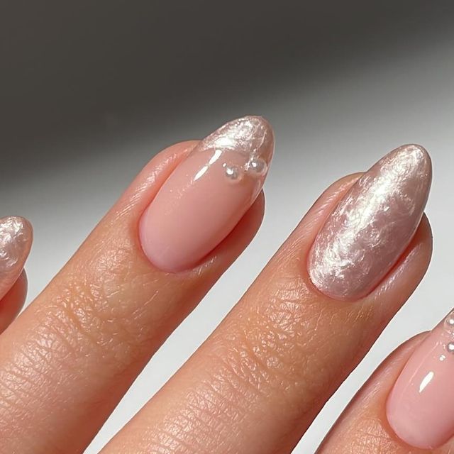 𝗦𝗶𝗺𝘂 | 𝗡𝗮𝗶𝗹 𝗜𝗻𝘀𝗽𝗼♡ on Instagram: "In love with pearl nails 🥹🐚 Used regular nail varnish (not gel) for this look✨🤍  ——- #nailart #pearlnails #nailsofinstagram #cutenails #bridalnails #whitenails #nailideas #pinterestnails #cutenails #nailinspiration" Gel Nail Acrylic, Pearl Color Nails Gel, Nails As Wedding Guest, Grad Nails Ideas, Pearlescent Wedding Nails, Bonding Gel Nails, Short Almond Pearl Nails, Pastel Pearl Nails, Swirly Pearl Nails