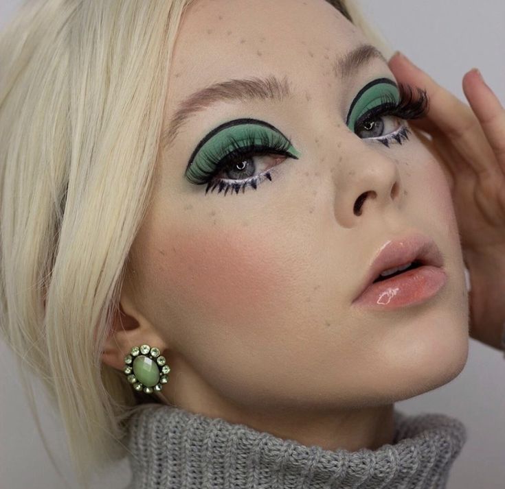 Retro Space Makeup, 60s Eye Makeup, Influencer Selfie, 1960s Makeup, Editorial Make-up, Twiggy Makeup, Makeup Giveaway, 60s Makeup, 70s Makeup