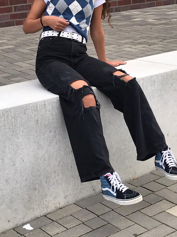 granny west with an baggy jeans Vans Highcut Outfit, High Vans Outfit, Style High Top Vans, Highcut Outfit, Vans Sk8 Hi Outfit Woman, Blue Vans Outfit, Vans Outfit Aesthetic, Outfits Con Vans, Blue High Top Vans