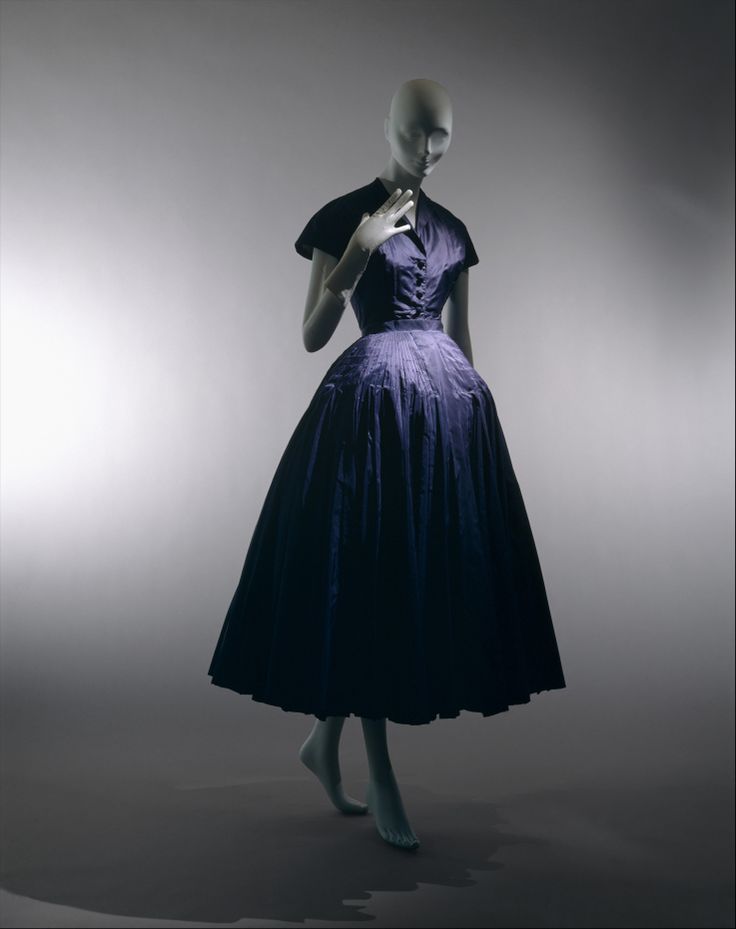 Christian Dior dress, 1947. Vintage Dior Dress, Christian Dior New Look, 40s Mode, Dior New Look, Christian Dior Dress, Dior Dress, Christian Dior Haute Couture, Dior Vintage, Dior Haute Couture