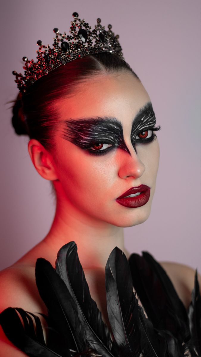 easy Halloween makeup idea @roxanamaaria Black Swan Face Paint, Halloween Black Swan Makeup, Black Fairy Costume Ideas, Black And White Swan Makeup, Fantasy Makeup Looks Easy, Halloween Makeup Photoshoot, Black Swan Makeup Look, Black Swan Inspired Makeup, Creative Makeup Looks Halloween