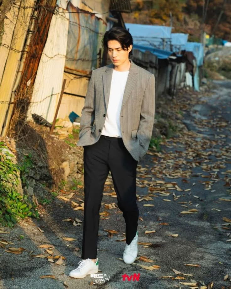 Blazer Korean Style, Korean Suit, Interview Outfit Men, Blazer Outfits Men, Mens Business Casual Outfits, Minimalist Fashion Men, Tailoring Techniques, Mens Fashion Blazer, Modern Design Elements