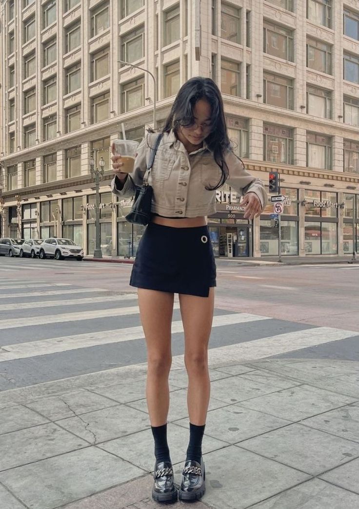 Diva Aesthetic, Loafer Outfits, Ig Baddie, Skirt Outfit Fall, Light Feminine, Fashion Bella, Loafers Outfit, Dope Fits, Fall Inspo