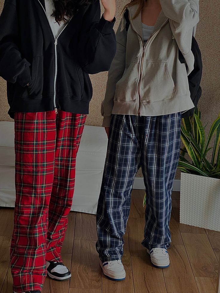 Plaid Pants Outfit Pajama, Pjs Pants Aesthetic, Cute Plaid Pants Outfits, Plaid Trousers Outfit Aesthetic, Pijama Pants Aesthetic, Red Pajama Pants Outfit Aesthetic, Flannel Pyjama Bottoms, Plaid Pyjama Bottoms Outfit, Flannel Pants Pajamas