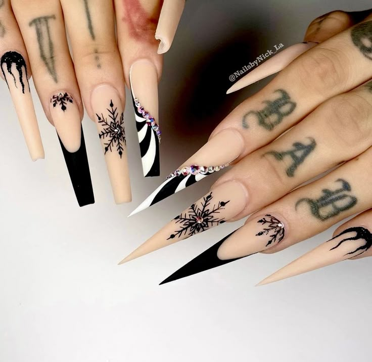 Different Color Nails Acrylic, Black Christmas Nails, Nails Drawing, Horror Nails, Different Color Nails, Nails Heart, Drawing Love, Christmas Nail Ideas, Gothic Nails