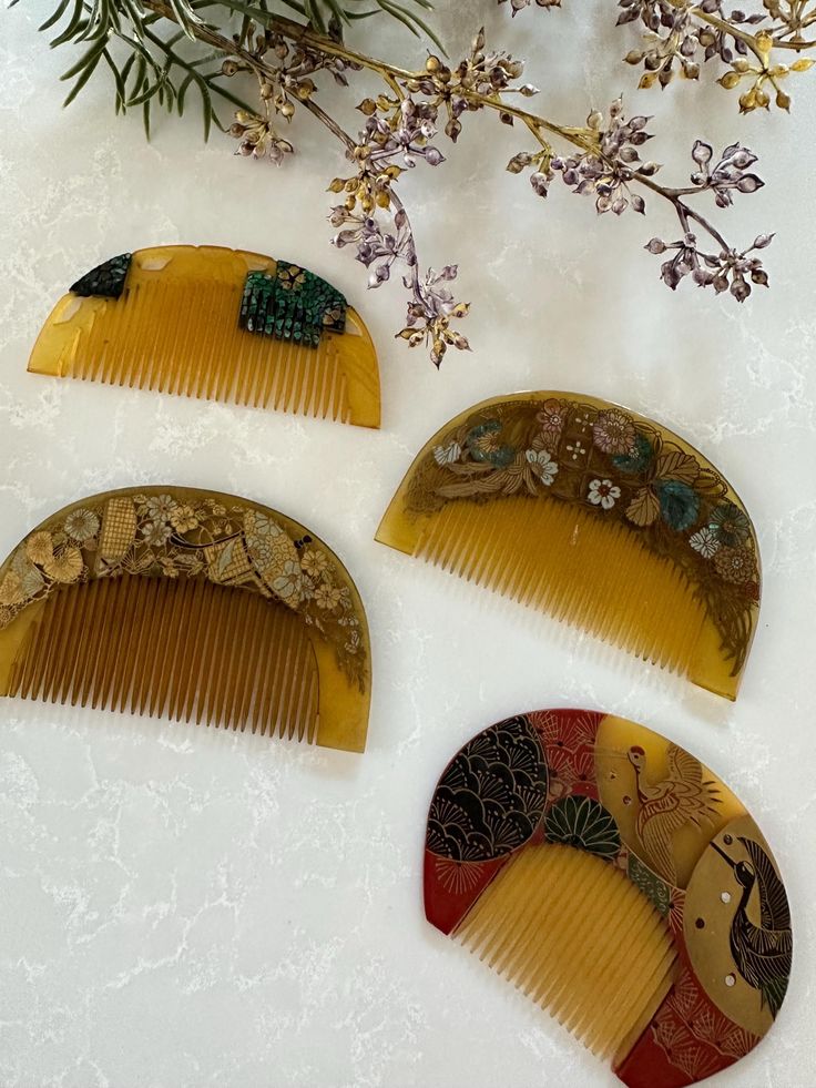 1950-60s' Vintage Japanese geisha brush comb. Vintage yellow jade. I sourced those directly from Japanese.  All handprinted designs on the brush. Vintage Hairbrush, Vintage Hair Brush, Wooden Hair Brush, Vintage Comb, Japanese Hair, Vintage Hair Combs, Vintage Hair Accessories, Yellow Jade, Japanese Geisha