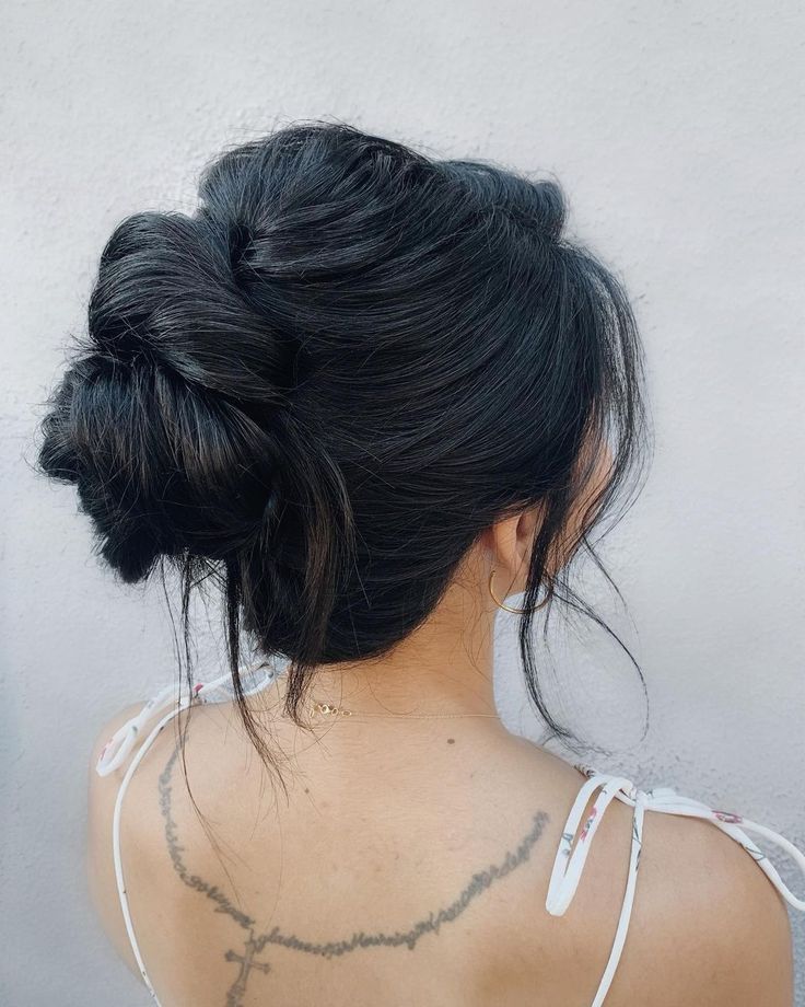 OC | BOHO BRIDAL HAIR on Instagram: “MODERN FRENCH TWIST ✖️✖️ all the brunette inspo for your Monday feed 🖤🖤 off to a trial, then responding to emails today!😘😘” Bridal French Twist, Modern French Twist, Modern French Twists, Brunette Updo, Boho Bridal Hair, Modern French, Brown Wedding, French Twist, Beautiful Mess