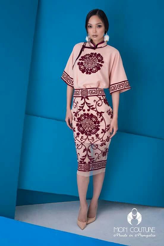 MONCOUTURE F/W 2016-17  Mongolian traditional clothes Mongolian Clothing, Cheongsam Modern, Traditional Chinese Dress, Qipao Dress, China Dress, Batik Dress, Traditional Clothes, Chinese Clothing, Asian Outfits