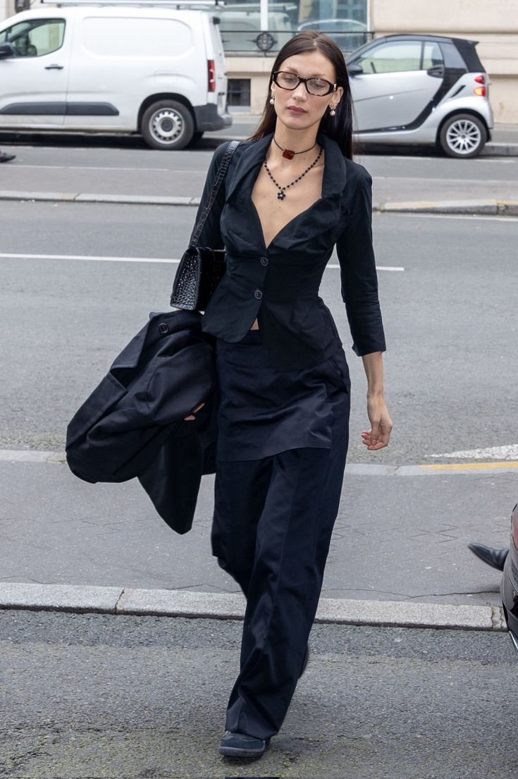 Black Cat Outfit Aesthetic, 1990s Athleisure, Mrs Bella, Bella Hadid Street Style, Work Fits, Bella Hadid Outfits, Japan Outfit, Bella Hadid Style, Hadid Style