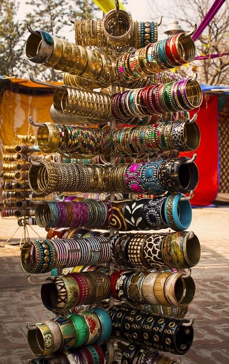 inde Delhi Haat, Jóias Body Chains, Amazing India, Glass Bangles, The Bangles, Bangles Indian, Bangles Jewelry Designs, Indian Aesthetic, Bangle Designs