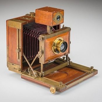 an old fashioned camera sitting on top of a table