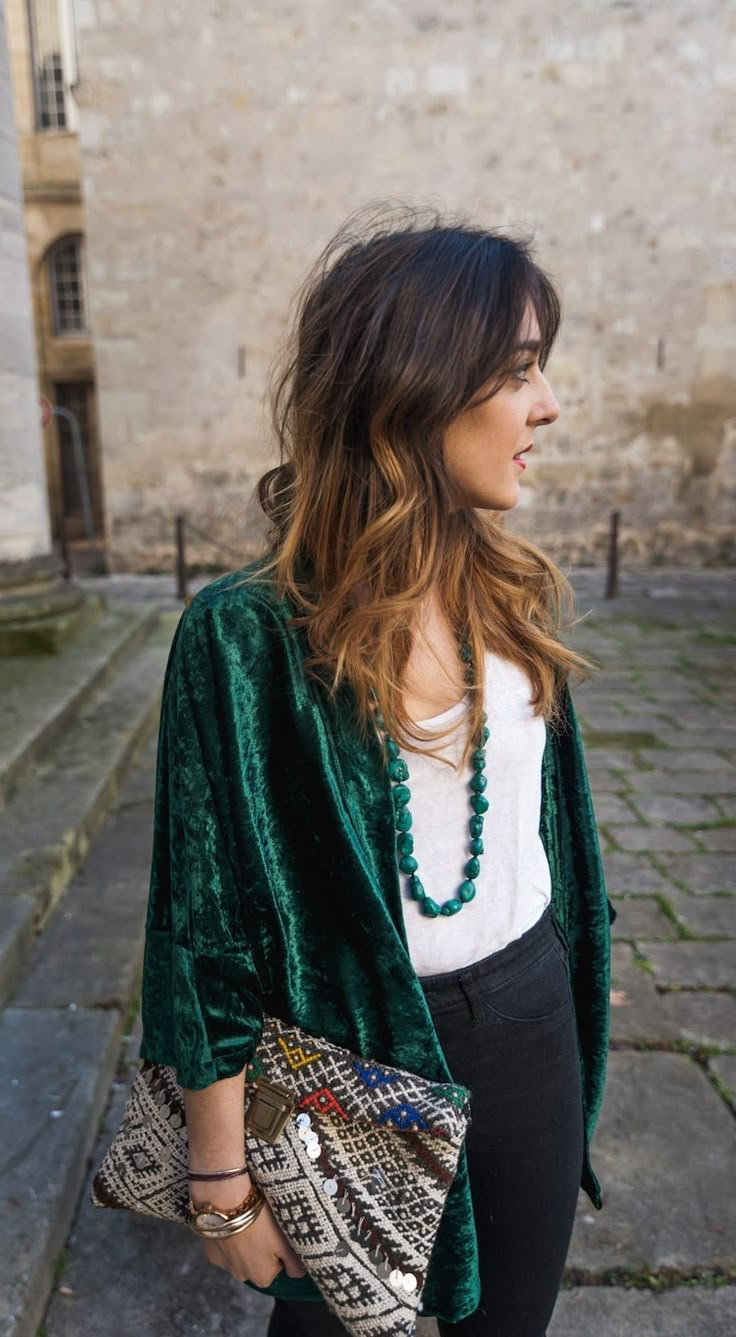 Couture : comment coudre un kimono en velours ? • Chas Hands Look Kimono, Winter Kimono, Look Boho Chic, Moda Hippie, Kimono Outfit, Mode Kimono, Velvet Kimono, Sewing Clothes Women, Diy Vetement