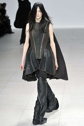 Rick ownes Gothic Runway, Rick Owens Runway, Rick Owns, Fall Winter Runway, Burning Soul, Fashion Designer Studio, Fashion School, Fashion 2024, Dark Fashion