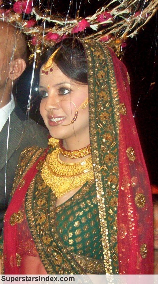 M.S. Dhoni's wife.. wearing traditional kumaoni jewellery Ms Dhoni Wife, Cricket Dress, Mahendra Singh Dhoni, Ranchi Jharkhand, Indian Team, Ms Dhoni Wallpapers, Modern Costumes, Ms Dhoni Photos, Indian Jewellery Design Earrings